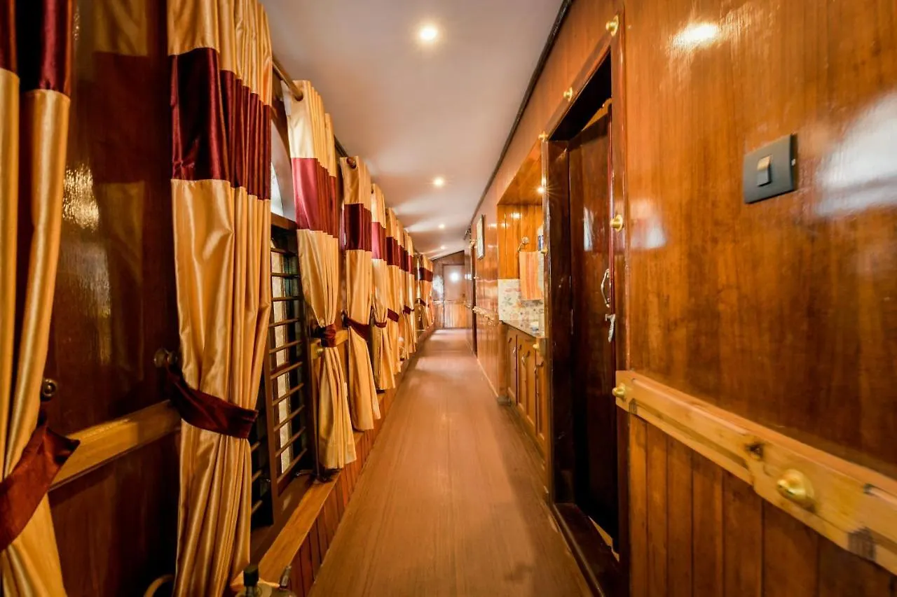 فندق Oyo 13525 Houseboat My Trip Deluxe 3 Bhk Private Alappuzha 3*,
