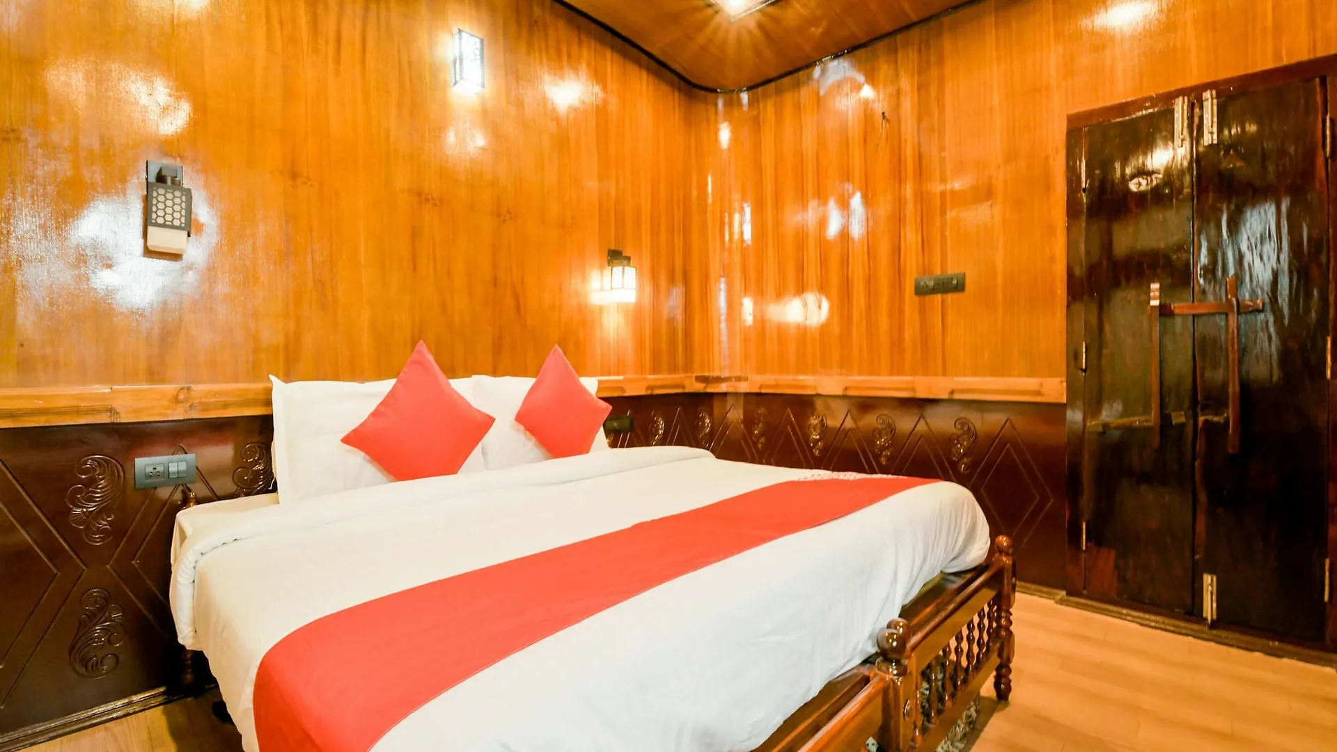 فندق Oyo 13525 Houseboat My Trip Deluxe 3 Bhk Private Alappuzha 3*,  الهند